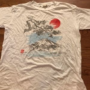 Casual white graphic t-shirt